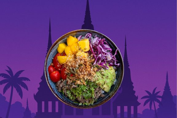 Poke bowl thaï Neua au bœuf mariné préparé à Gif-sur-Yvette