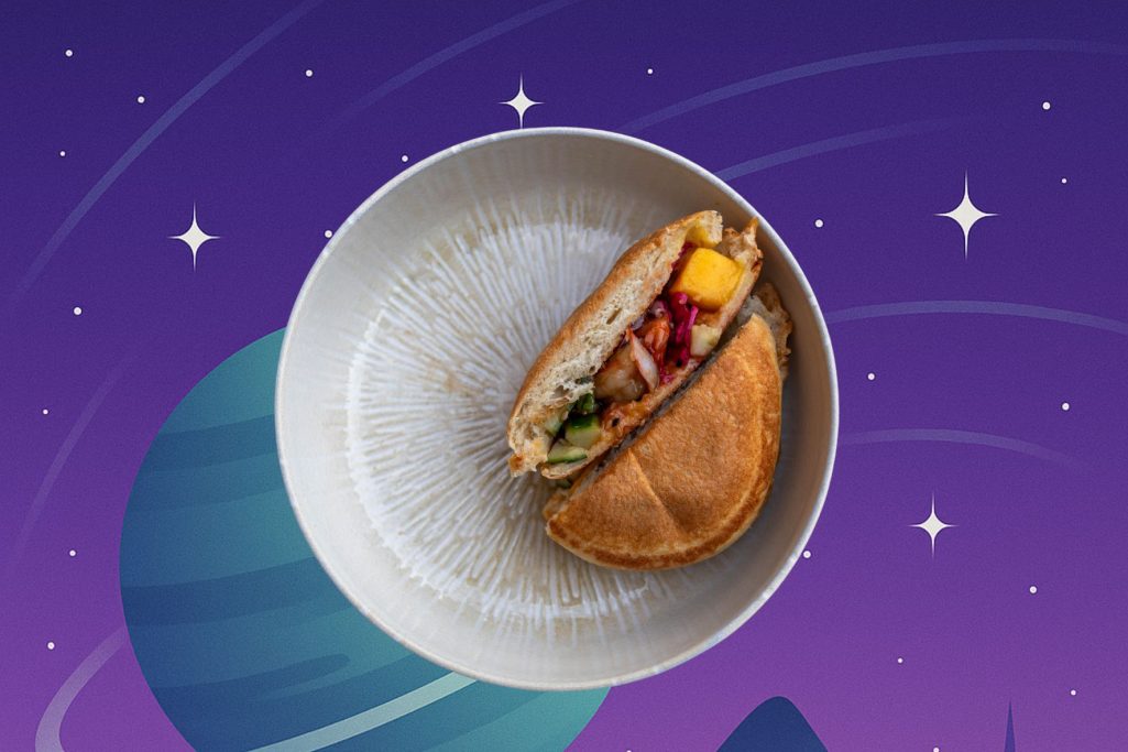 Burger UFO Shrimp Shake thaï avec crevettes marinées, légumes croquants, sauce maison et buns moelleux – Chana Poke Thaï Gif-sur-Yvette