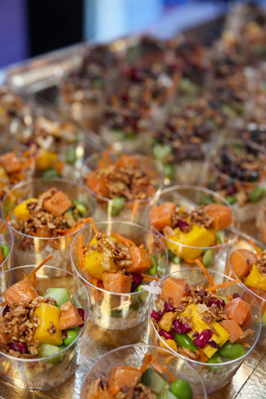 Présentation soignée de verrines cocktail traiteur