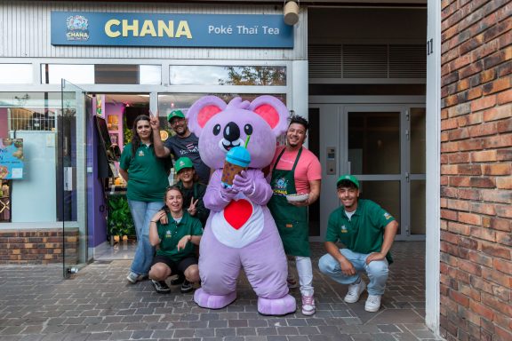 Mascotte Chana Poke Thaï devant le restaurant à Gif-sur-Yvette