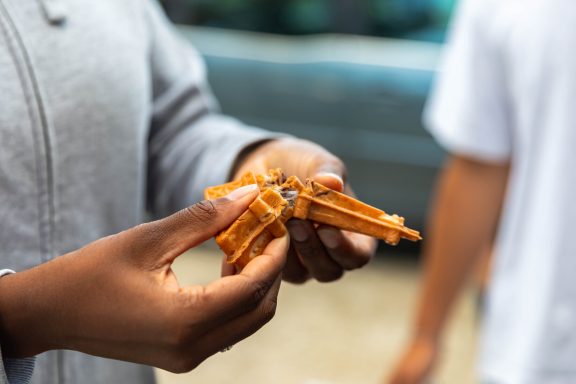 Dégustation de street food thaï préparée par Chana Poke Thaï