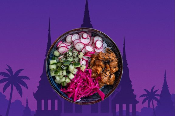 Poke bowl thaï Tuna Red Wave au thon mariné préparé à Gif-sur-Yvette