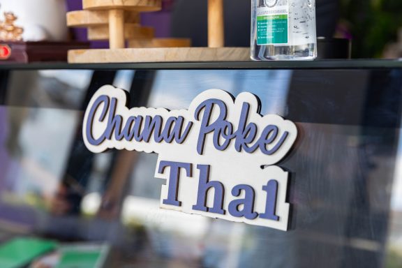 Logo Chana Poke Thaï avec mascotte et drapeaux thaïlandais