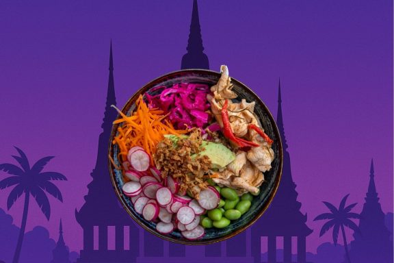 Poke bowl thaï Panang au poulet préparé à Gif-sur-Yvette