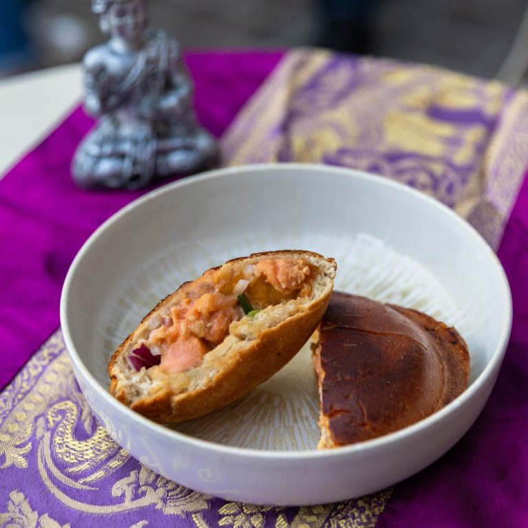 Spécialité UFO Burger thaï, exclusivité Chana Poke Thaï à Gif-sur-Yvette