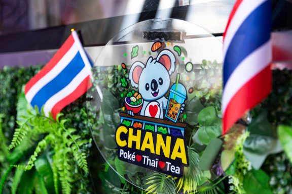 Logo Chana Poke Thaï avec mascotte et drapeaux thaïlandais