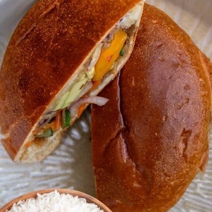 Burger UFO thaï à emporter préparé par Chana Poke Thaï à Gif-sur-Yvette