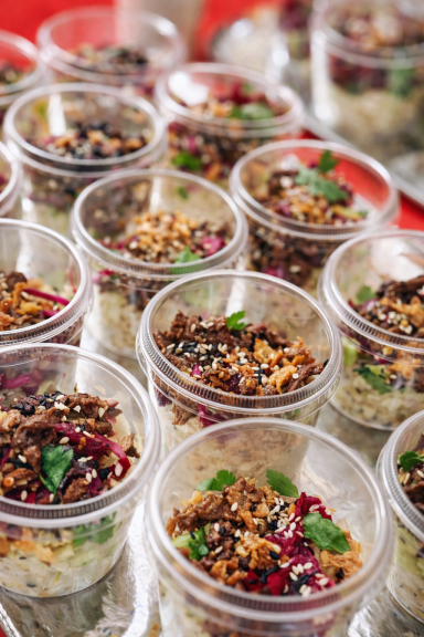 Détail de verrines traiteur préparées avec ingrédients frais