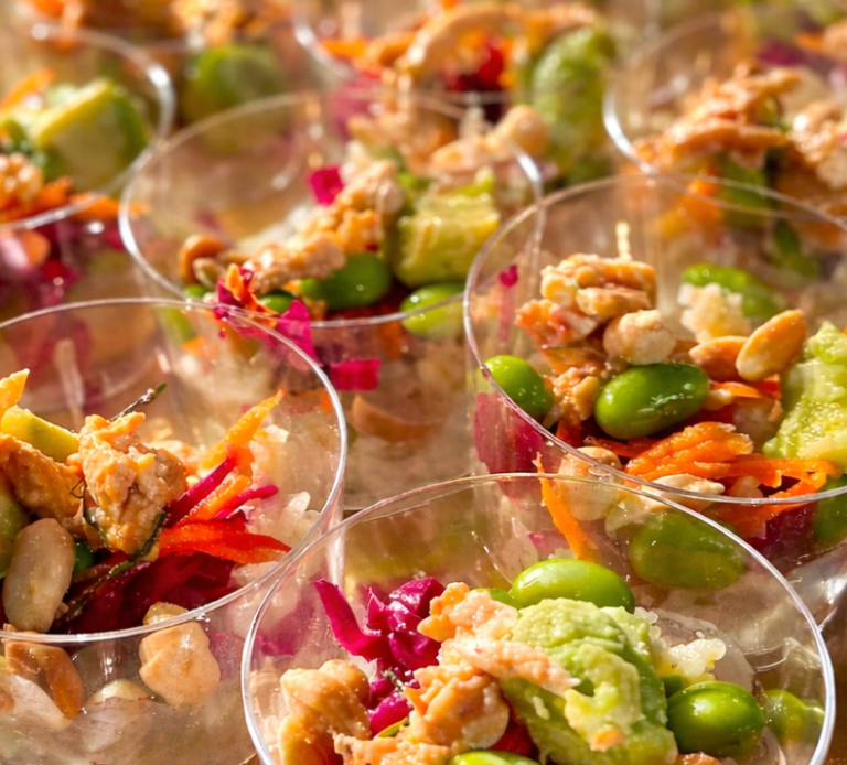 Verrines poke bowl thaï pour service traiteur à Gif-sur-Yvette