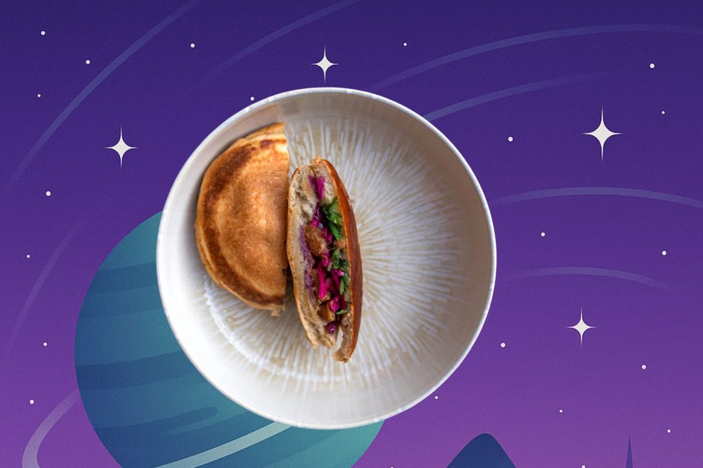 Burger UFO Thaï avec buns moelleux et garniture inspirée des bowls thaï, pressé en forme de soucoupe – Chana Poke Thaï Gif-sur-Yvette